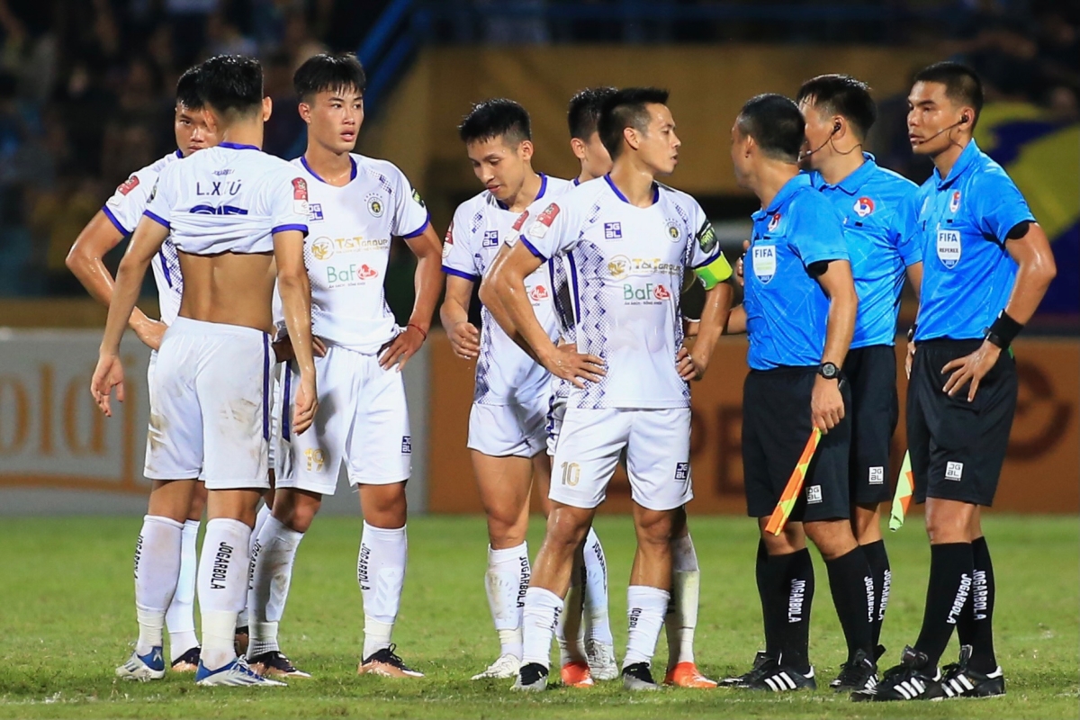 Van Quyet tranh cai voi trong tai CAHN vs Ha Noi FC 6/8