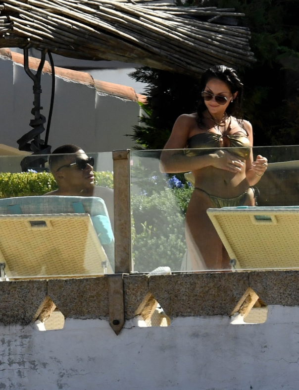 Kylian Mbappe vui vẻ bên 2 người đẹp mặc bikini nóng bỏng 1