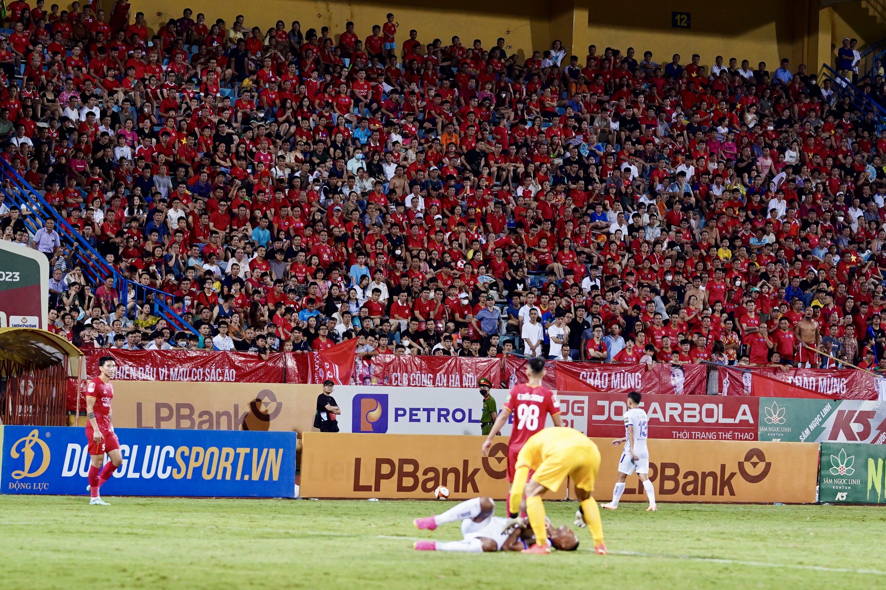 Khán giả lấp kín sân Hàng Đẫy trong trận chung kết sớm VLeague 2023 4