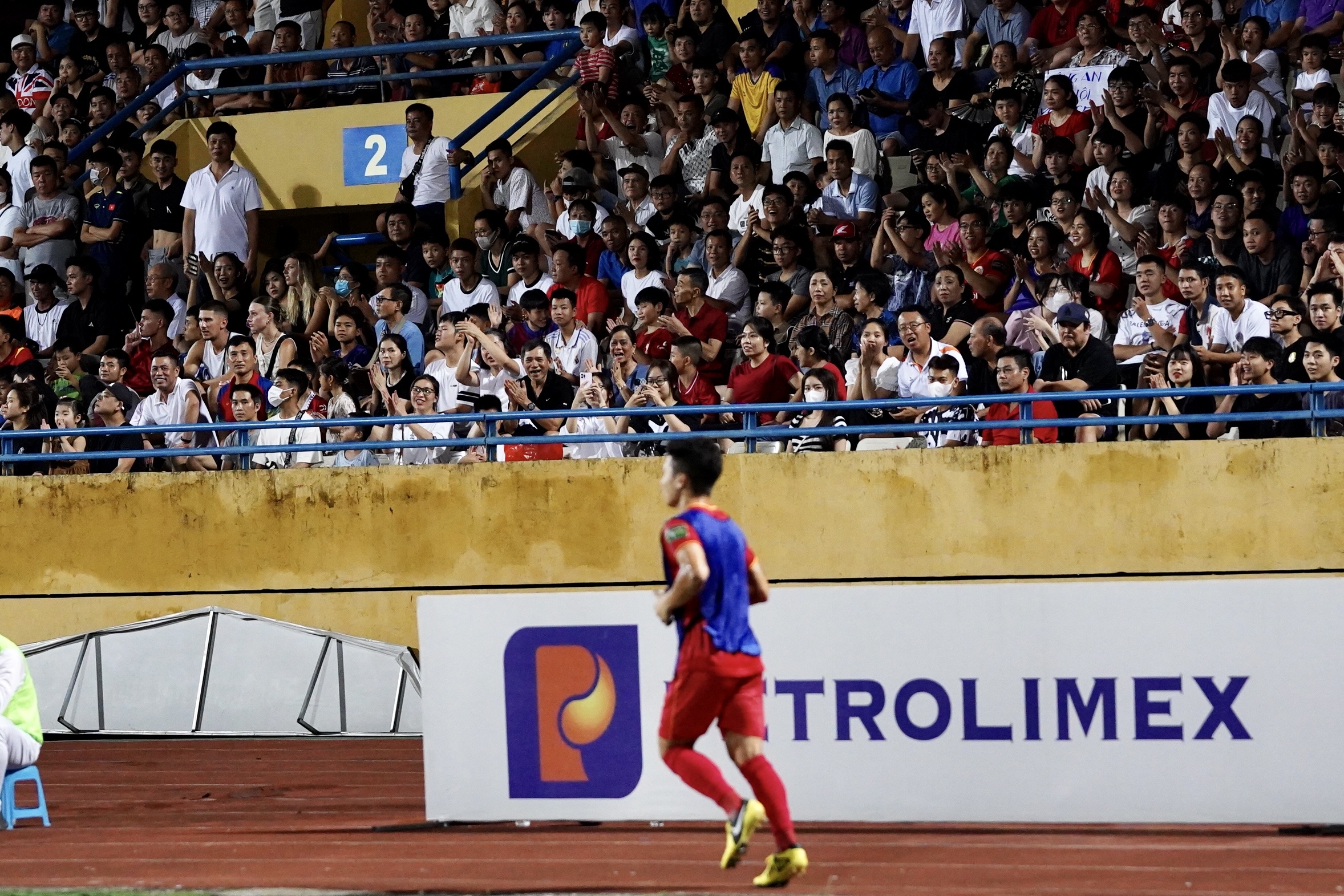 Khán giả lấp kín sân Hàng Đẫy trong trận chung kết sớm VLeague 2023 6