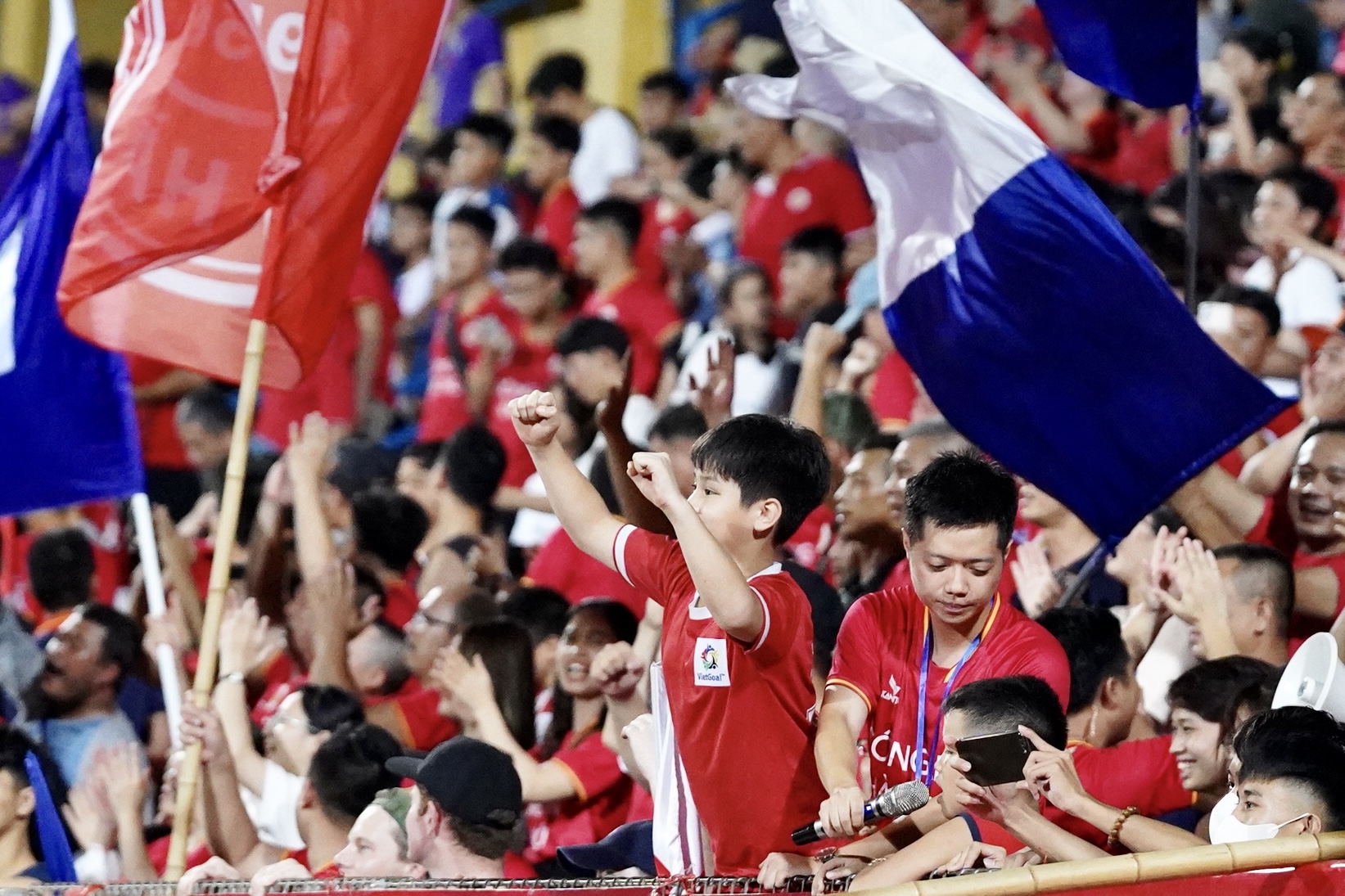 Khán giả lấp kín sân Hàng Đẫy trong trận chung kết sớm VLeague 2023 7