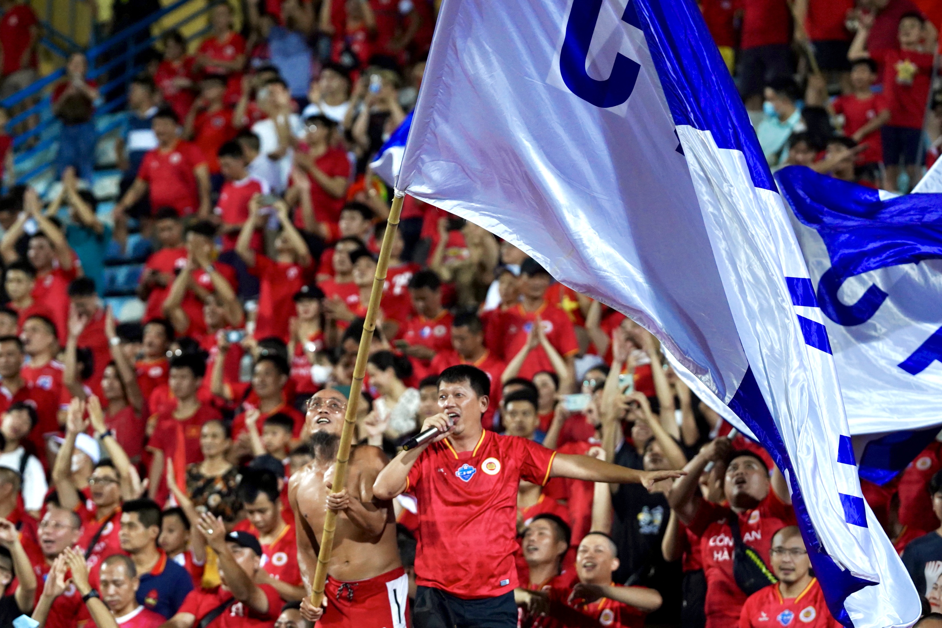 Khán giả lấp kín sân Hàng Đẫy trong trận chung kết sớm VLeague 2023 3