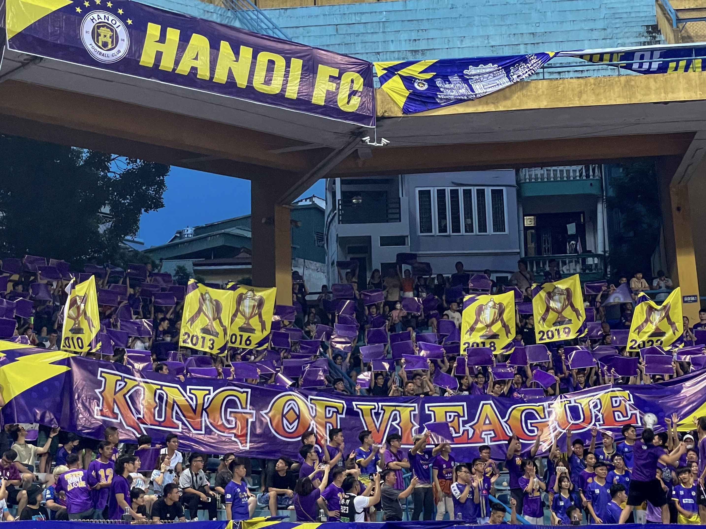 Khán giả lấp kín sân Hàng Đẫy trong trận chung kết sớm VLeague 2023 2