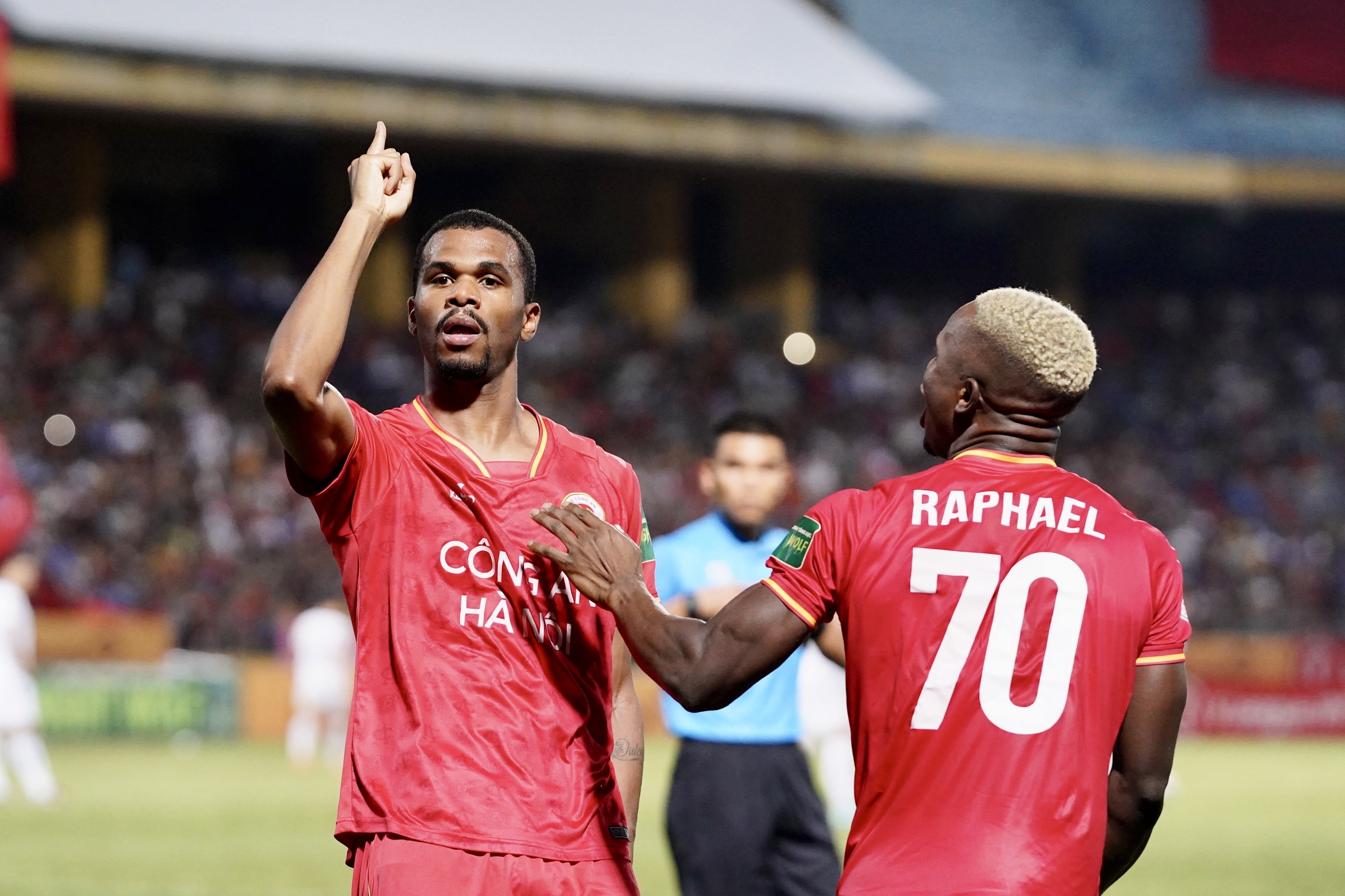 Quang Hải bị lu mờ trong ngày đánh bại đội bóng cũ 5