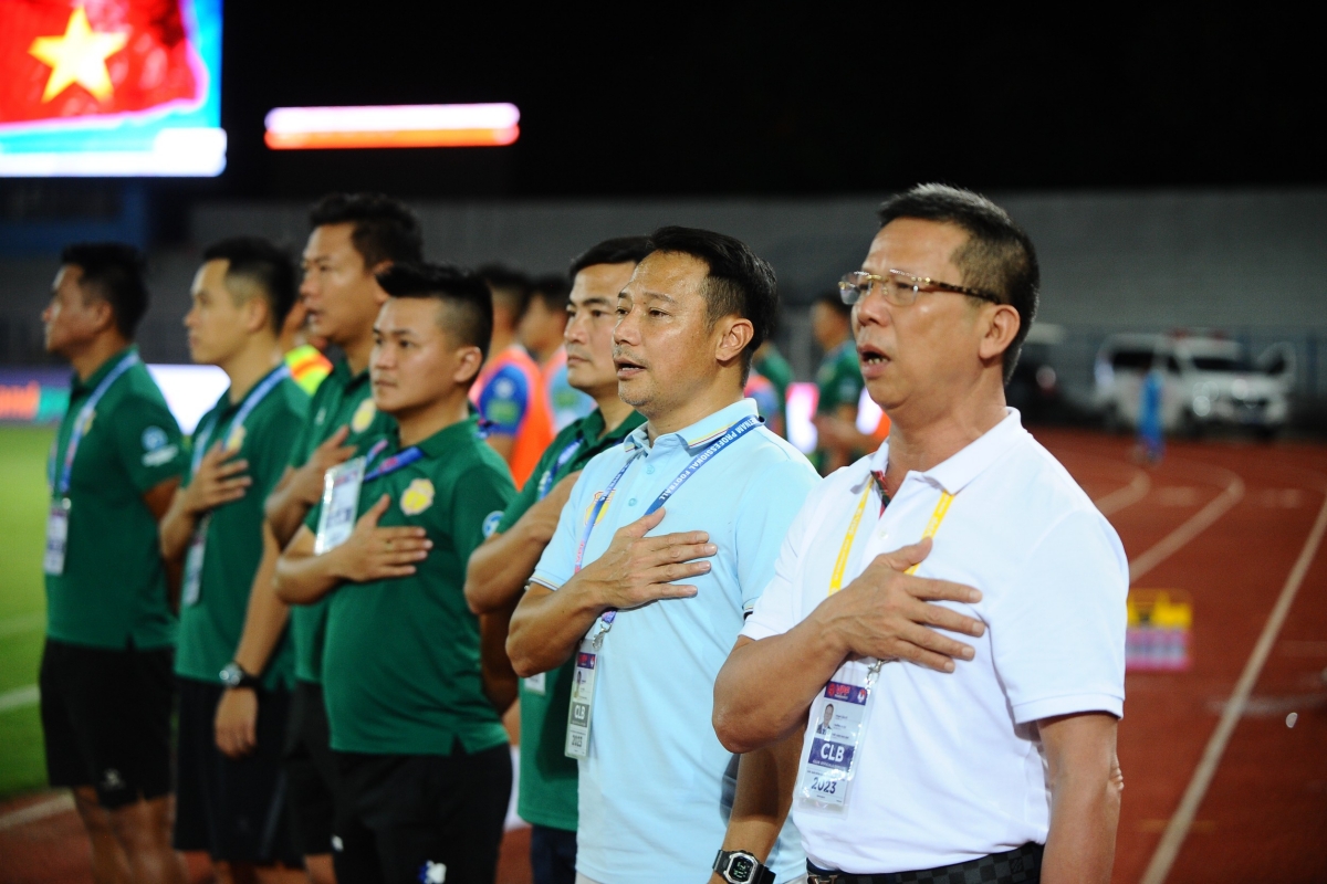 HLV Vu Hong Viet cam on NHM Nam dinh trong tran gap Hai Phong 6/8