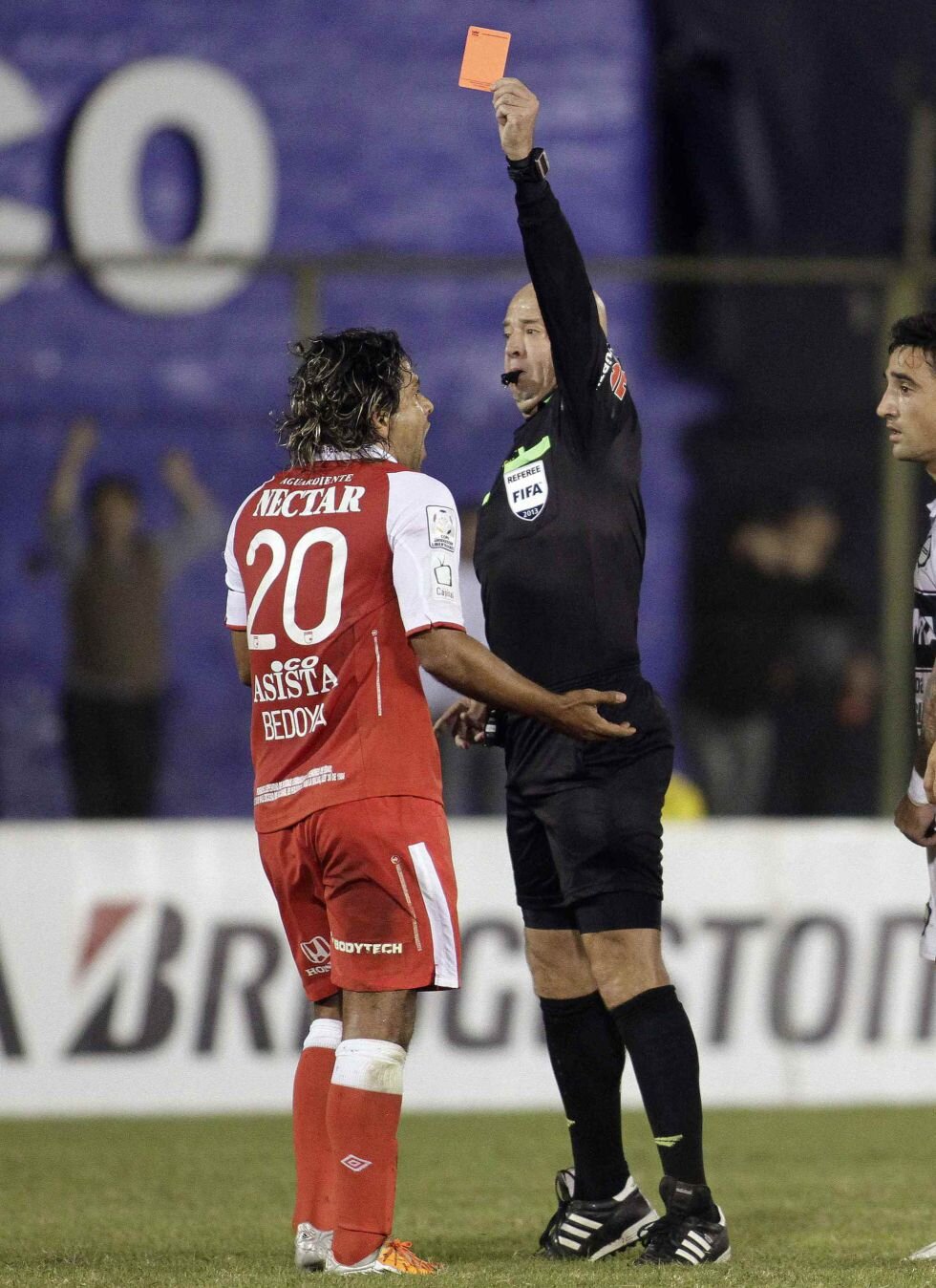 Thẻ đỏ là gì Khái niệm thẻ đỏ trong bóng đá 2 Thẻ đỏ là gì Khái niệm thẻ đỏ trong bóng đá 2