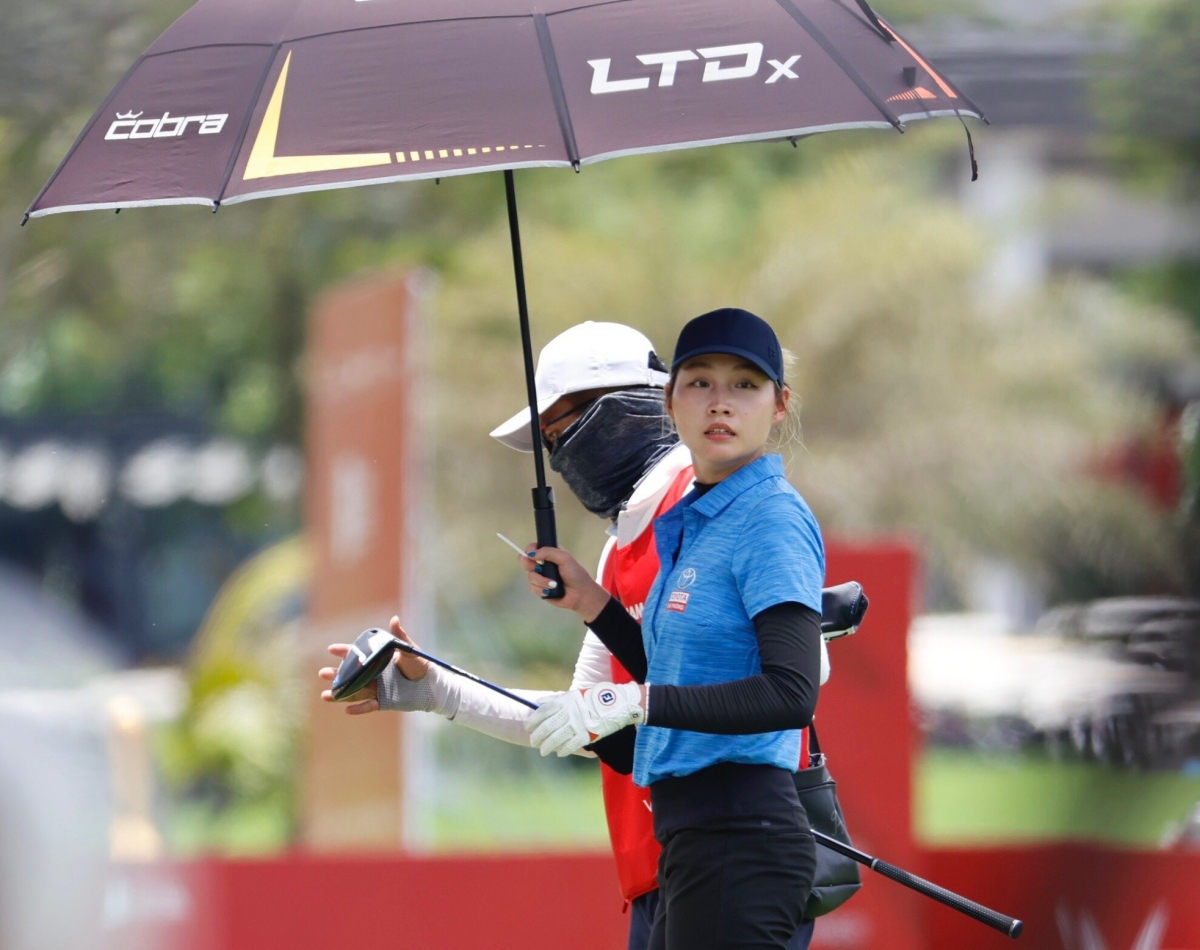 Những bóng hồng trên sân golf 8