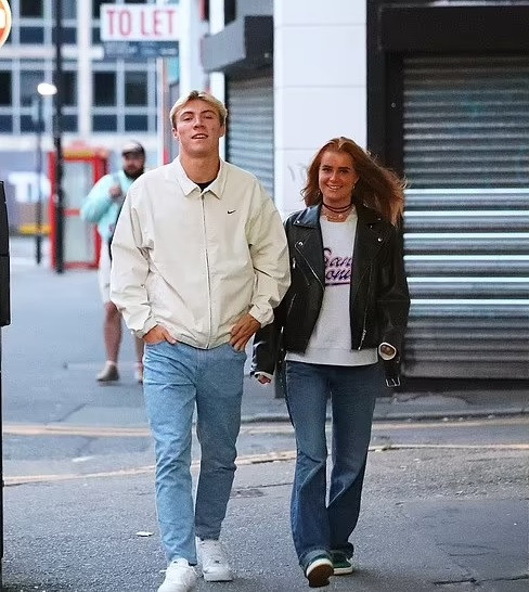 Cận cảnh nhan sắc bạn gái Rasmus Hojlund 1