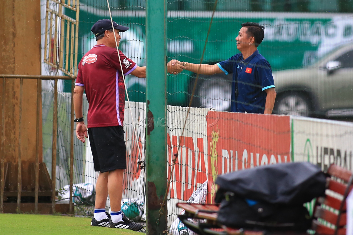 Cái bắt tay đáng nhớ của 2 HLV đưa bóng đá Việt Nam tham dự World Cup 2