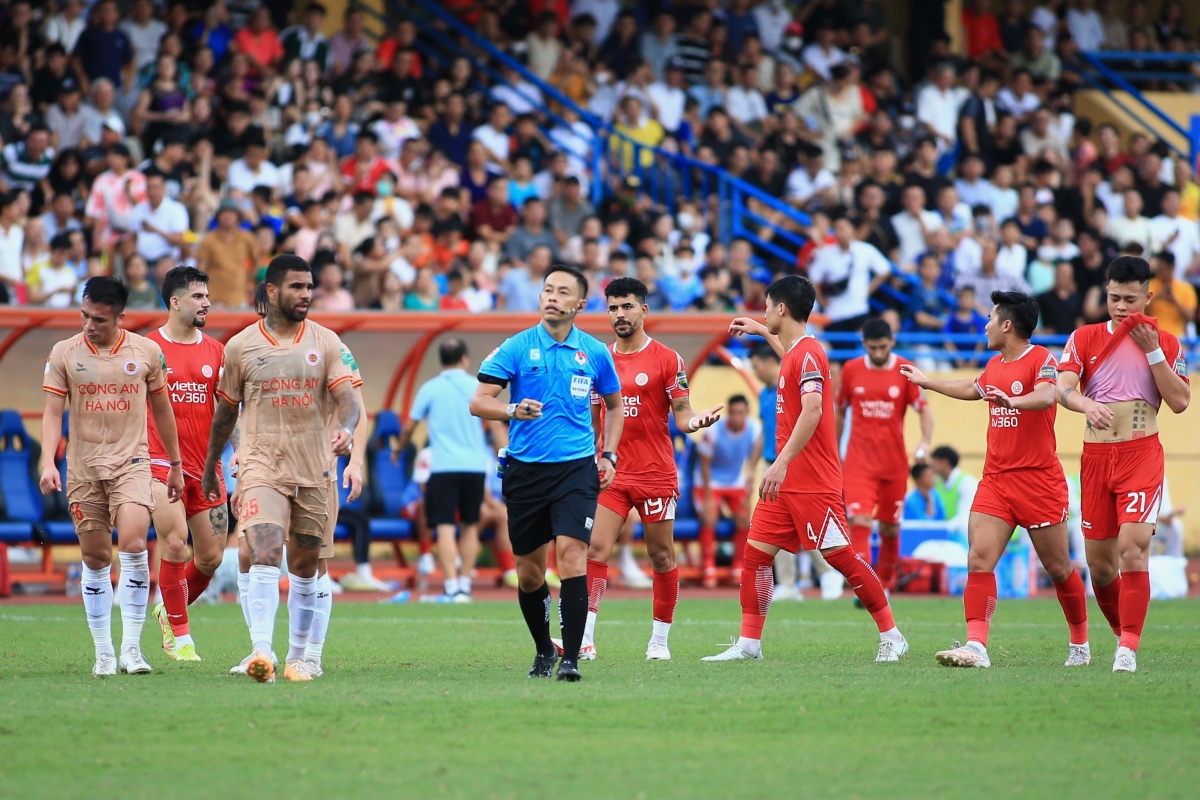 Cầu thủ Viettel thất vọng khi hết cửa vô địch 4
