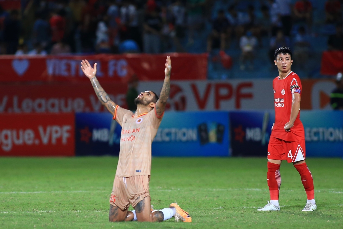 Cầu thủ Viettel thất vọng khi hết cửa vô địch 9