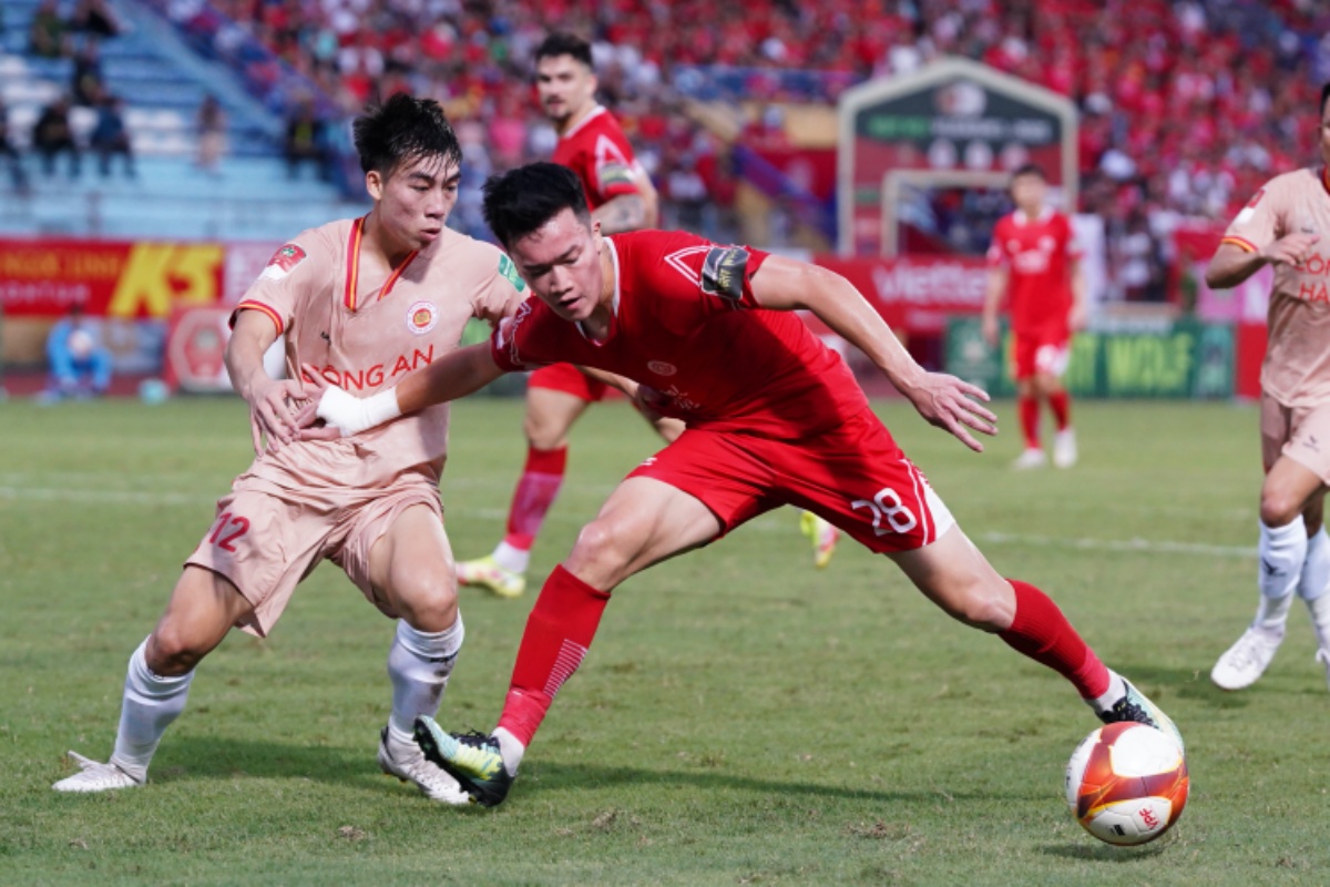 Ngoại binh rực sáng, Công an Hà Nội chạm một tay vào chức vô địch 5