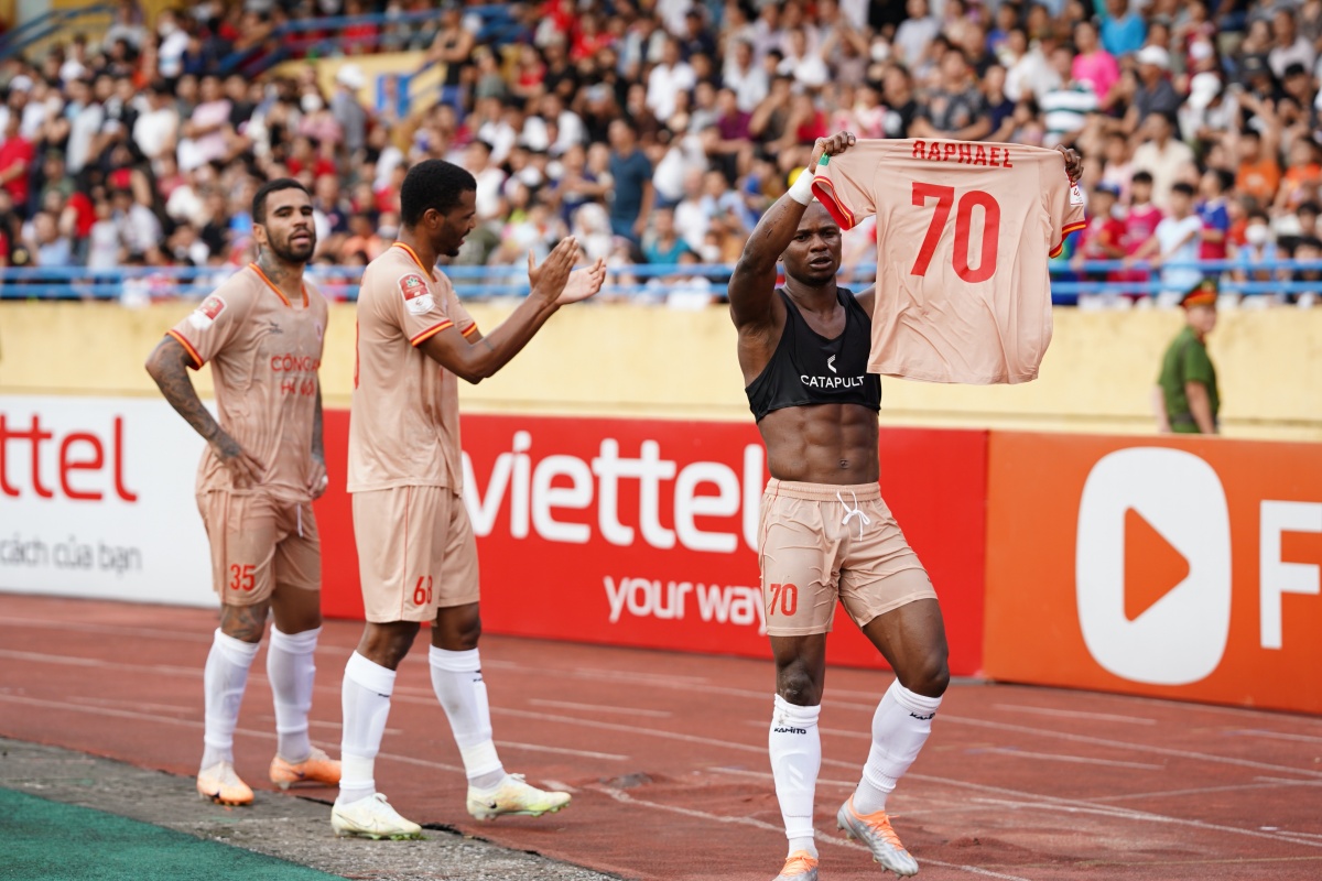 Ngoại binh rực sáng, Công an Hà Nội chạm một tay vào chức vô địch 3