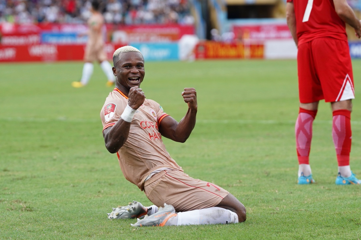 Ngoại binh rực sáng, Công an Hà Nội chạm một tay vào chức vô địch 4