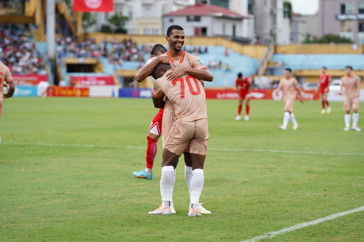 Ngoại binh rực sáng, Công an Hà Nội chạm một tay vào chức vô địch 7