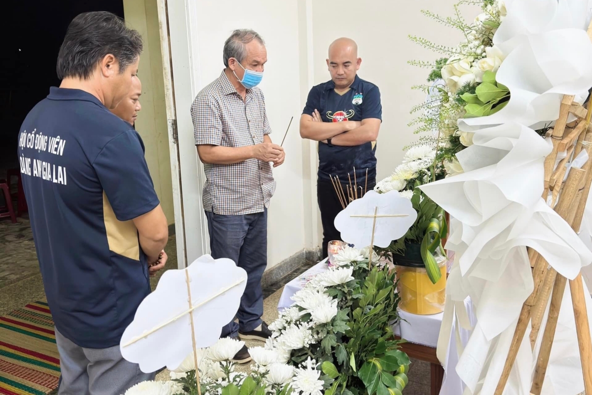 Bầu Đức có mặt để chỉ đạo CLB HAGL lo hậu sự Bau duc co mat de chi dao CLB HAGL lo hau su