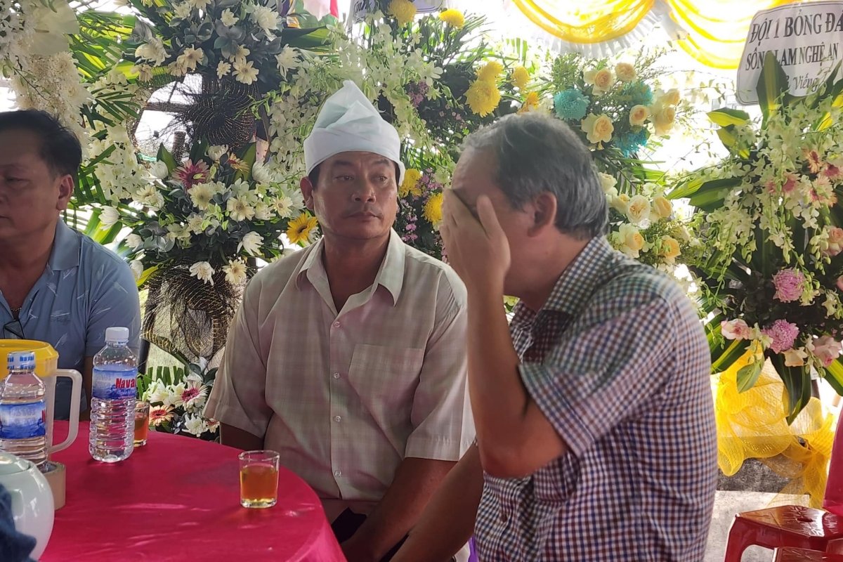 Bau duc lau nuoc mat tien dua bac si Tri