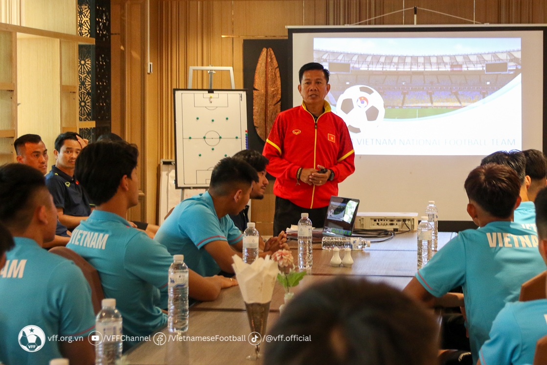 HLV Hoàng Anh Tuấn động viên toàn đội trước trận giao hữu với Bahrain HLV Hoang Anh Tuan dong vien toan doi truoc tran giao huu voi Bahrain