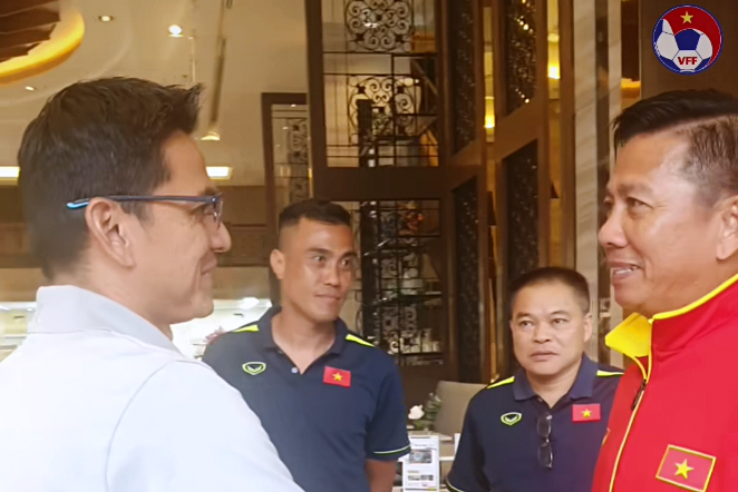 HLV Kiatisuk tới khách sạn của U23 Việt Nam tại Bangkok để động viên HLV Kiatisuk toi khach san cua U23 Viet Nam tai Bangkok de dong vien
