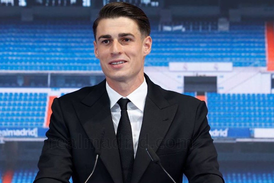 Kepa trong buổi họp báo ra mắt CLB Real Madrid Kepa trong buoi hop bao ra mat CLB Real Madrid