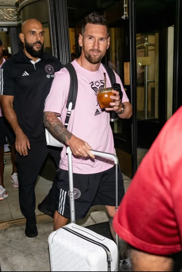 NHM phấn khích với người vệ sỹ của Lionel Messi 3 NHM phấn khích với người vệ sỹ của Lionel Messi 3