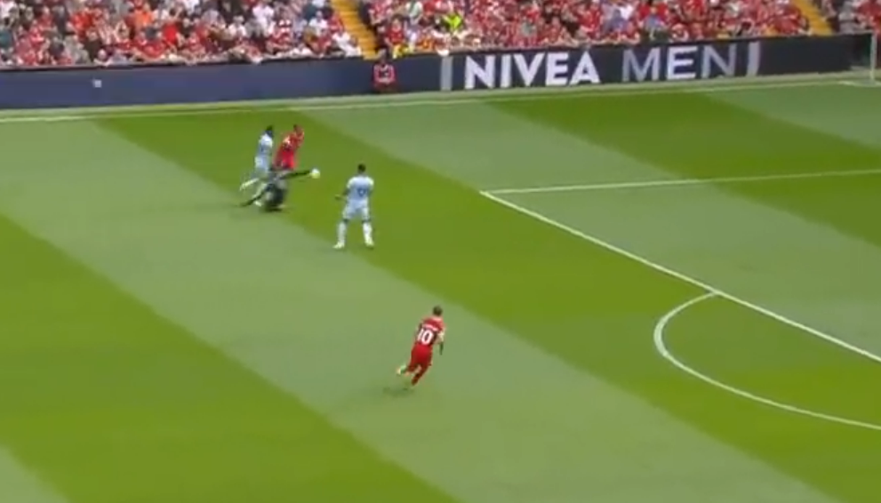 Nhiều CĐV tức giận khi Alisson thoát thẻ đỏ trước Bournemouth 2