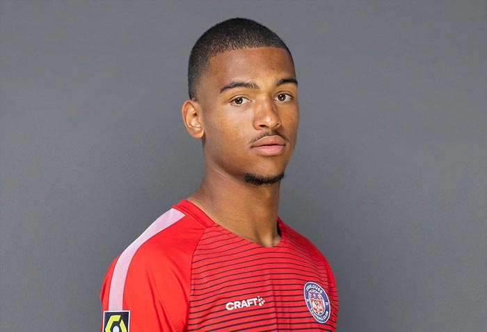 Giorgi Mamardashvili của ĐT Georgia và những thủ môn trẻ hàng đầu châu Âu 5