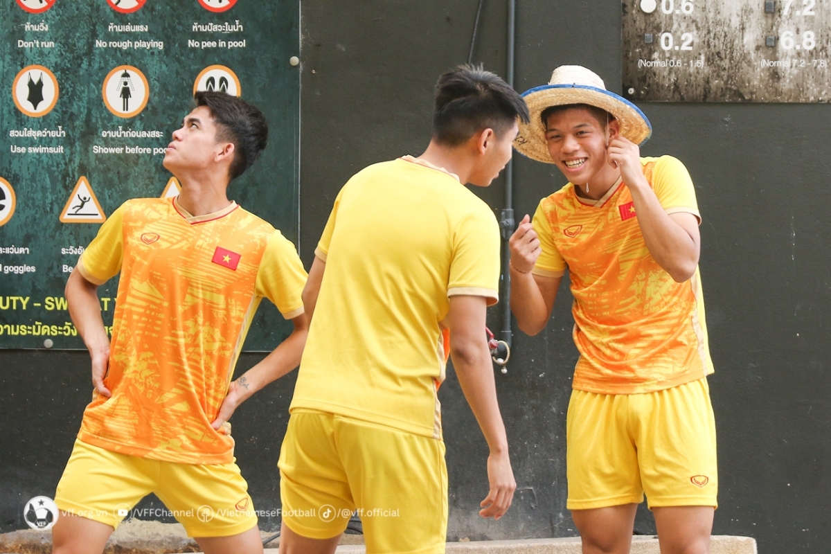 U23 Việt Nam nhận lời động viên từ Quế Ngọc Hải trước chung kết 4
