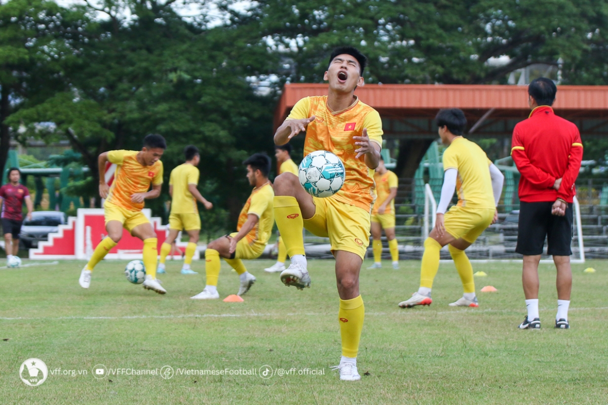 U23 Việt Nam nhận lời động viên từ Quế Ngọc Hải trước chung kết 6