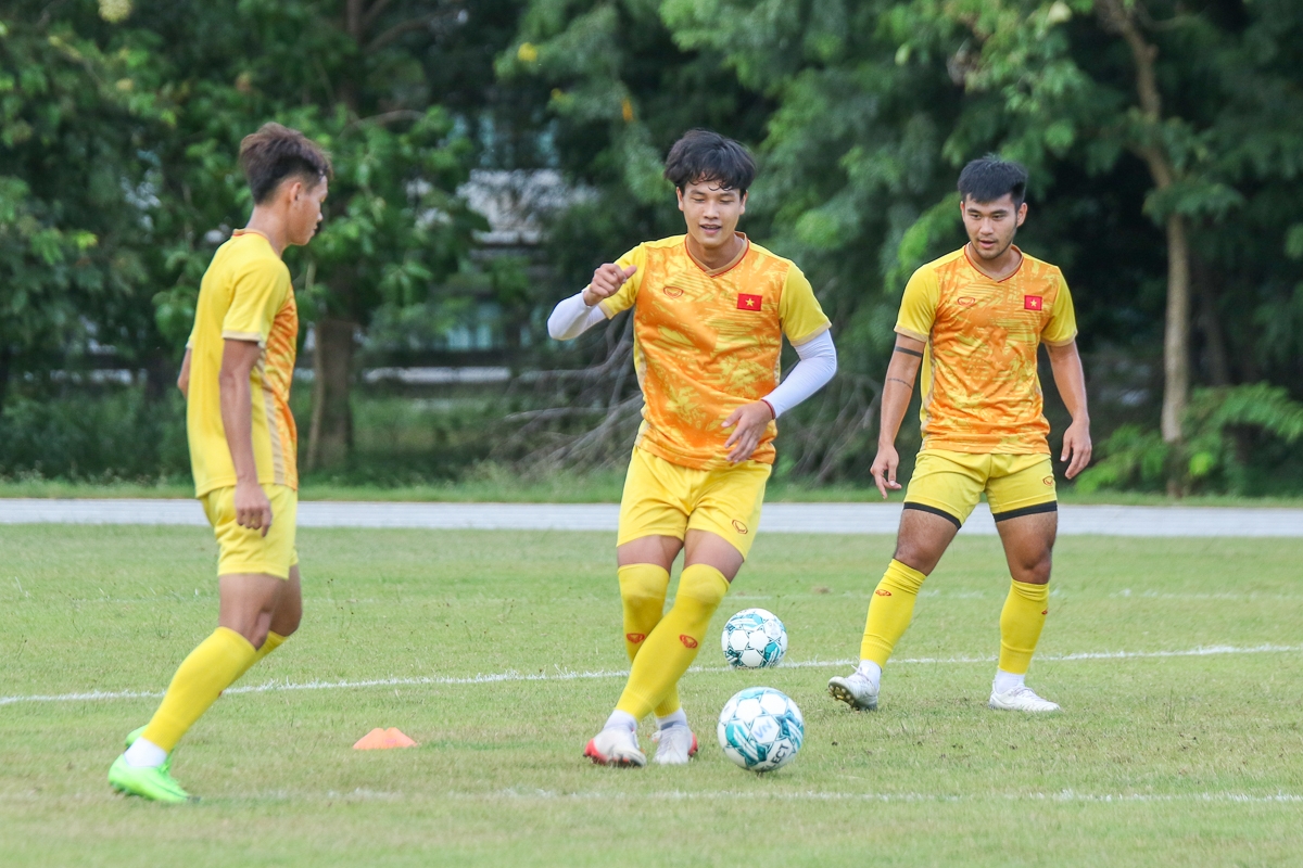 U23 Việt Nam nhận lời động viên từ Quế Ngọc Hải trước chung kết 7