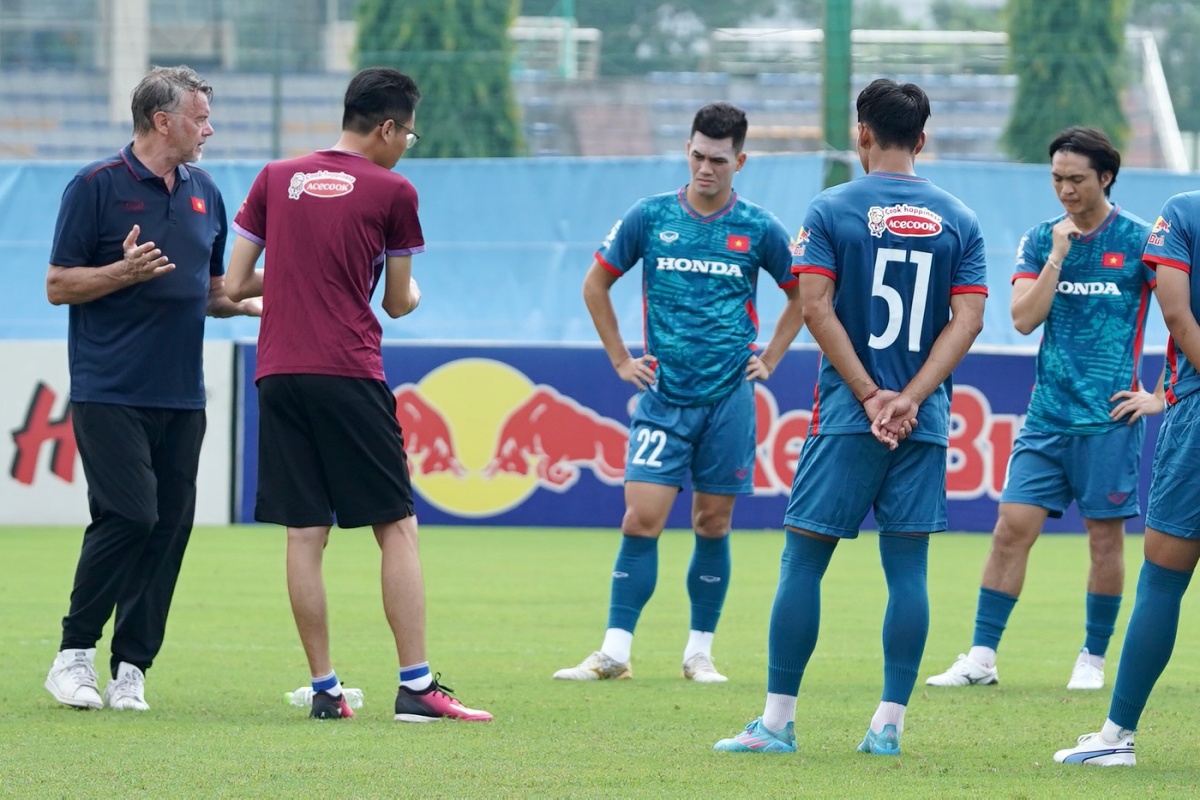 Tiến Linh kèm chặt Tuấn Anh trong buổi tập cùng U23 Việt Nam 2