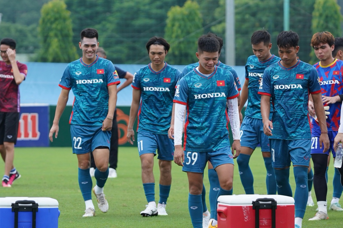 Tiến Linh kèm chặt Tuấn Anh trong buổi tập cùng U23 Việt Nam 3