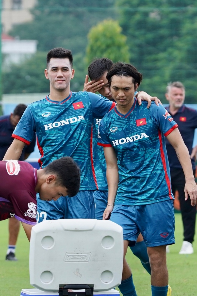 Tiến Linh kèm chặt Tuấn Anh trong buổi tập cùng U23 Việt Nam 4