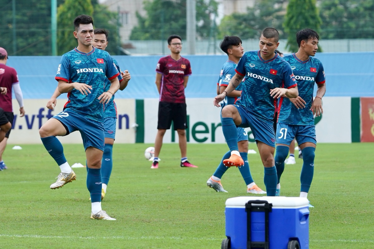 Tiến Linh kèm chặt Tuấn Anh trong buổi tập cùng U23 Việt Nam 5