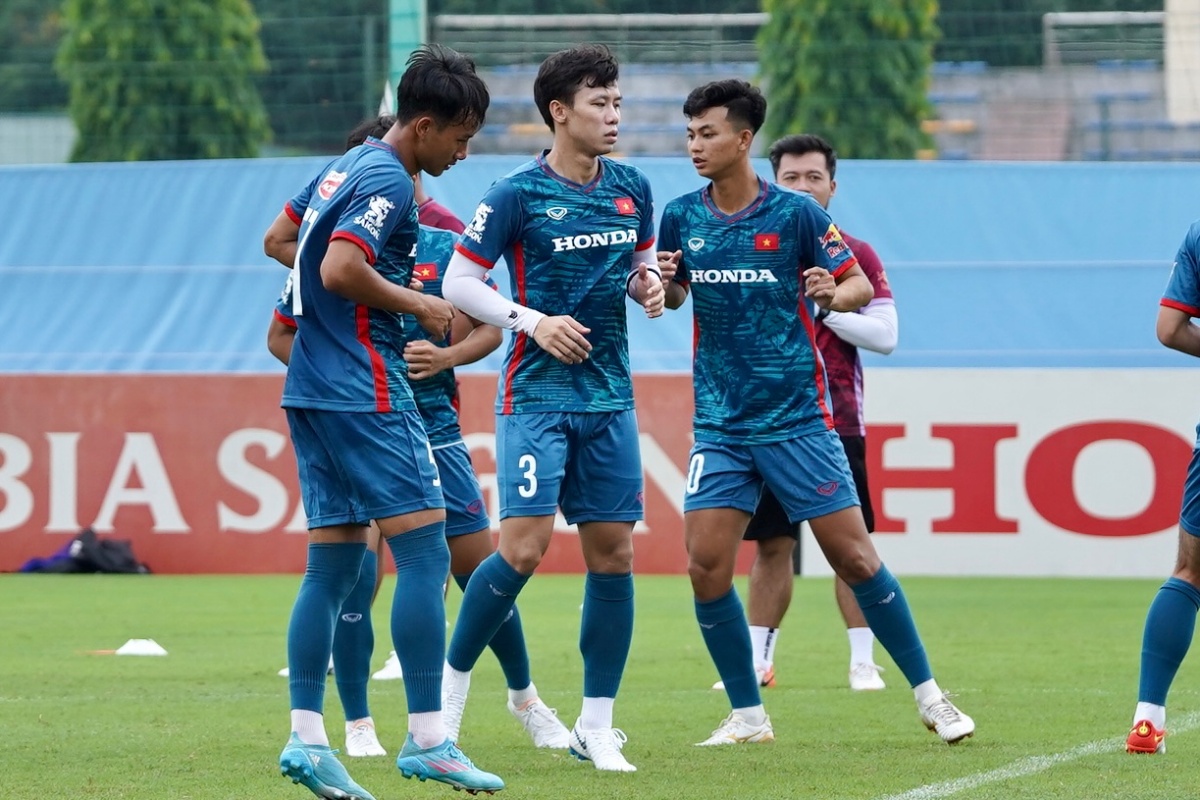Tiến Linh kèm chặt Tuấn Anh trong buổi tập cùng U23 Việt Nam 6