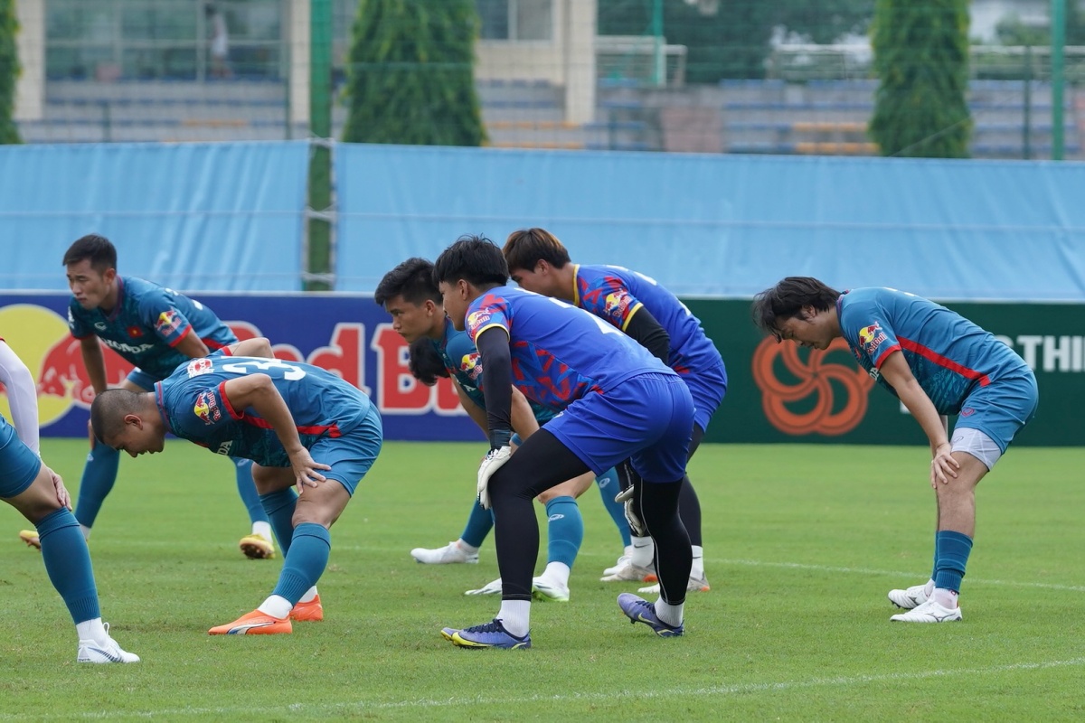 Tiến Linh kèm chặt Tuấn Anh trong buổi tập cùng U23 Việt Nam 8