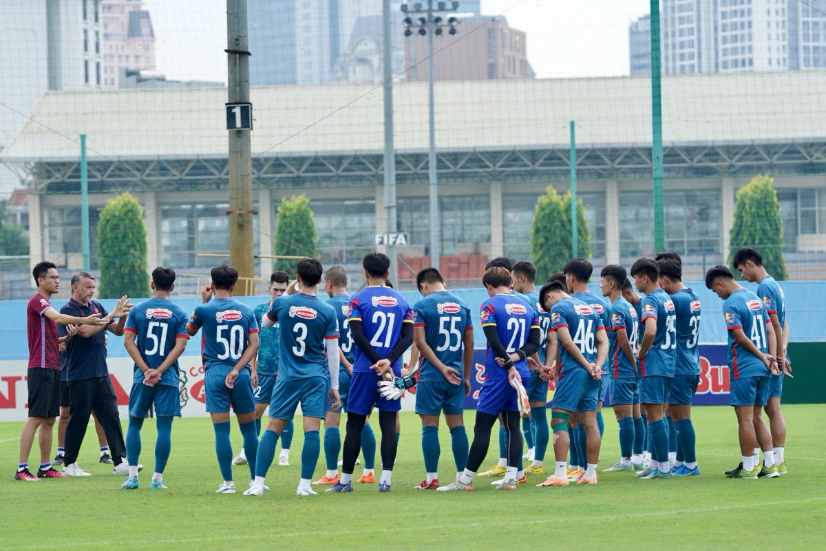 Tiến Linh kèm chặt Tuấn Anh trong buổi tập cùng U23 Việt Nam 1