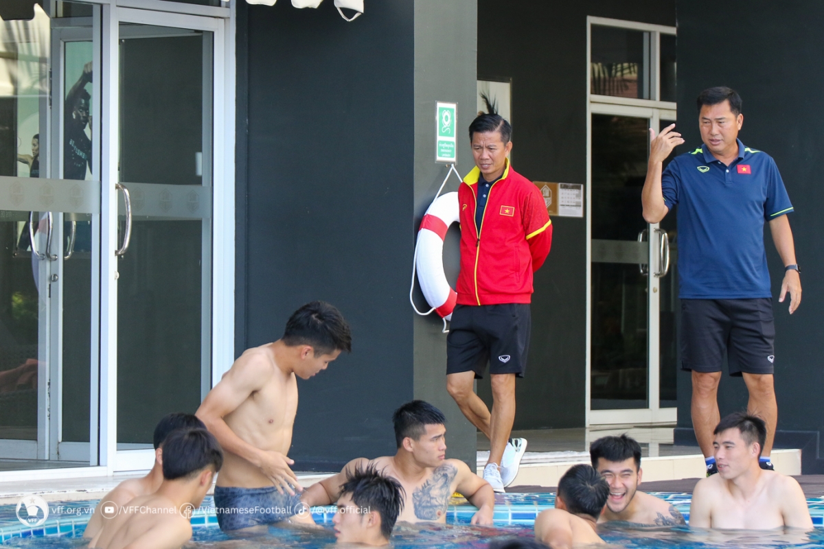 U23 Việt Nam nhận lời động viên từ Quế Ngọc Hải trước chung kết 1