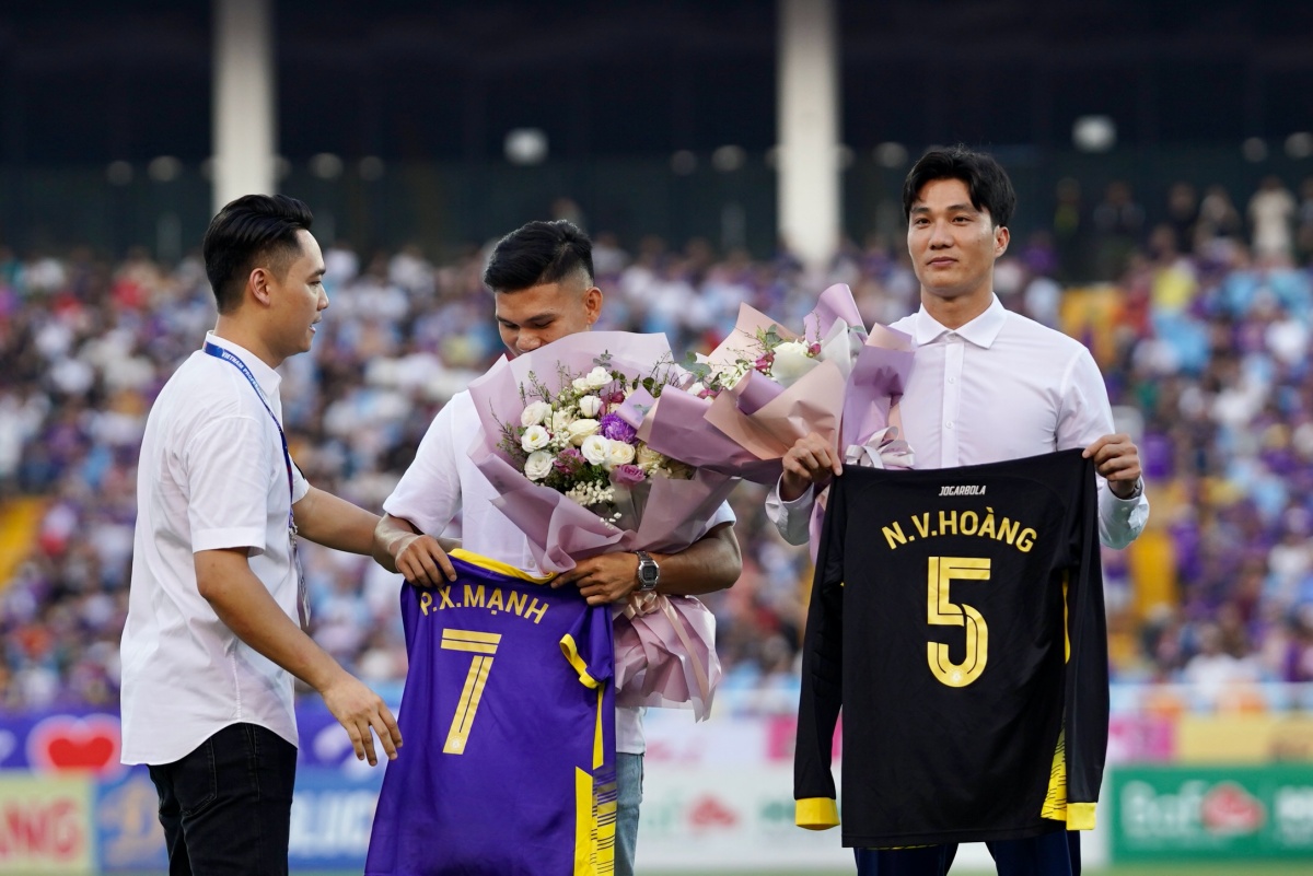 Văn Hoàng, Xuân Mạnh cực bảnh trong ngày ra mắt CLB Hà Nội 4