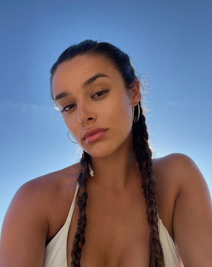 Vẻ đẹp khó cưỡng của bạn gái tân binh MU 7