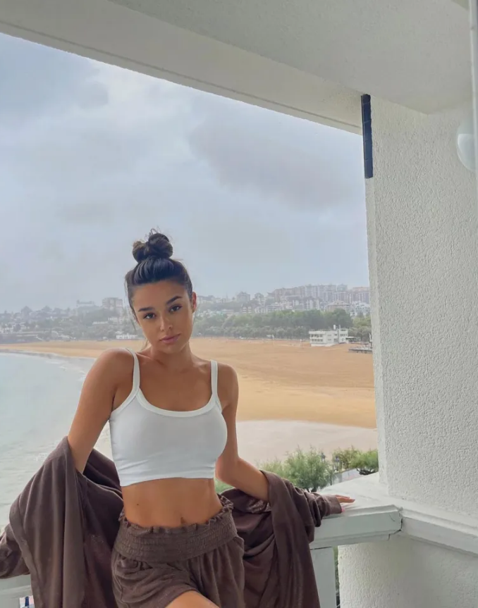 Vẻ đẹp khó cưỡng của bạn gái tân binh MU 5