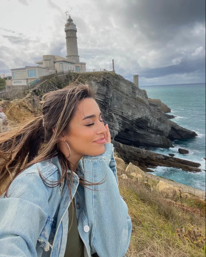 Vẻ đẹp khó cưỡng của bạn gái tân binh MU 4