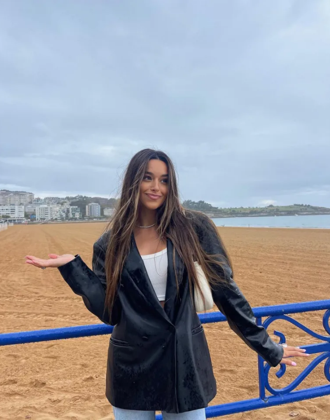 Vẻ đẹp khó cưỡng của bạn gái tân binh MU 3