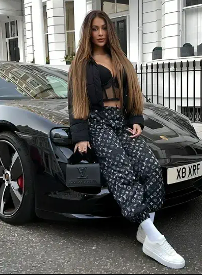 Nhan sắc người đẹp tố Antony hành hung 4