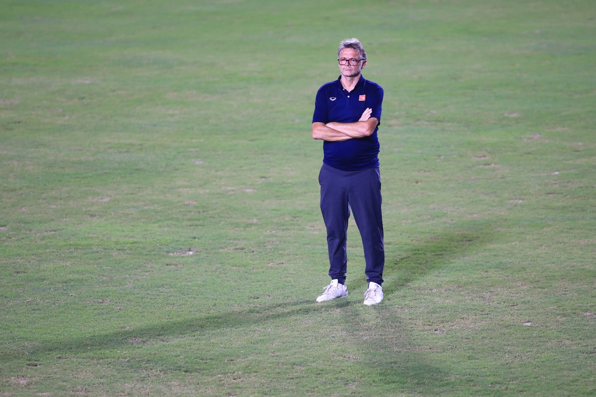 HLV Troussier ĐT Việt Nam tập tối 8/9 HLV Troussier dT Viet Nam tap toi 8/9