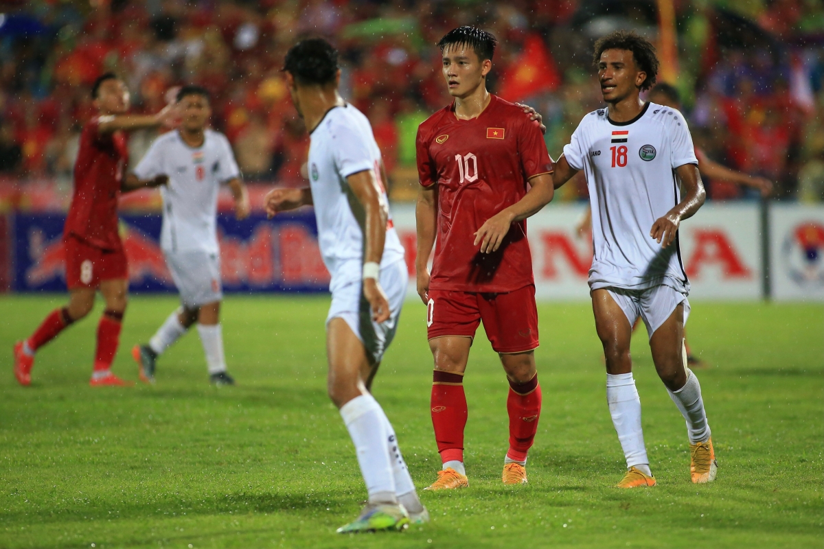 Hành động đẹp của Khuất Văn Khang sau trận thắng U23 Yemen 3