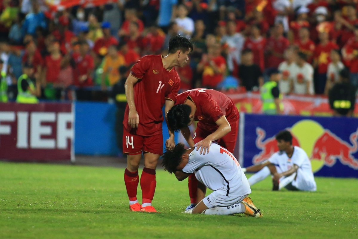 Hành động đẹp của Khuất Văn Khang sau trận thắng U23 Yemen 7