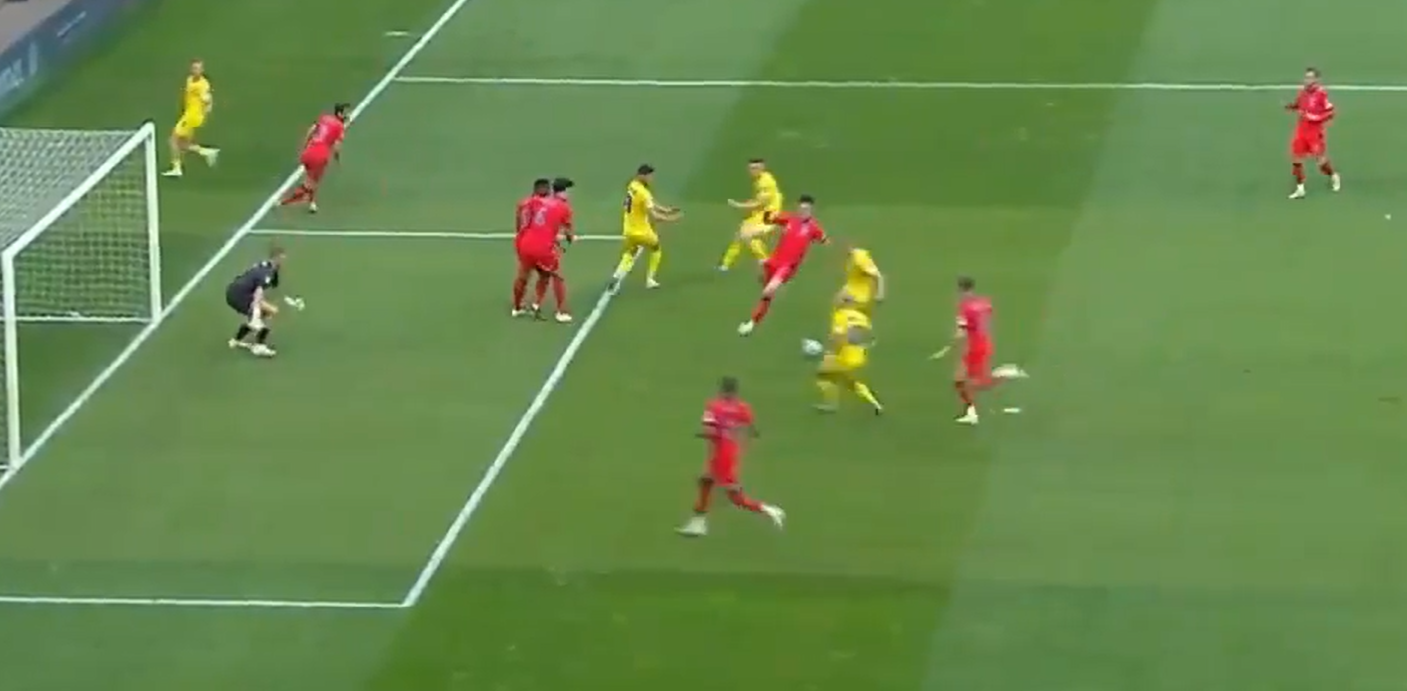 Harry Maguire theo kèm đồng đội ở bàn thua của Anh trước Ukraine 1