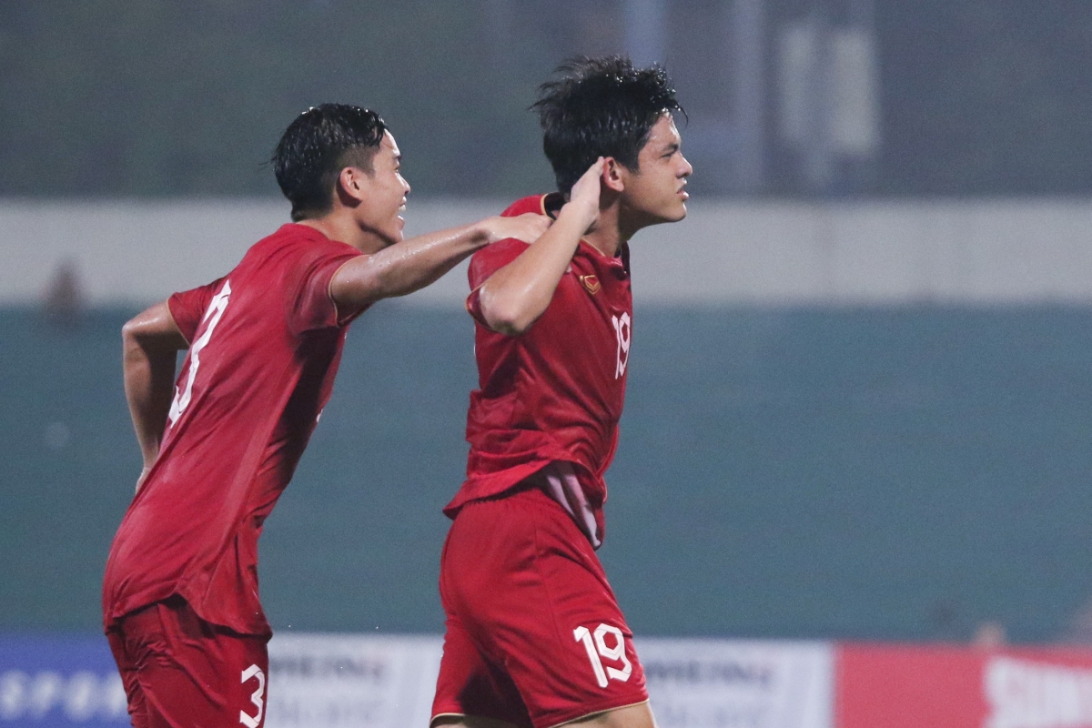 Tiền vệ Hữu Nam vừa ghi bàn vừa phản lưới trong trận hoà U23 Singapore Tien ve Huu Nam vua ghi ban vua phan luoi trong tran hoa U23 Singapore