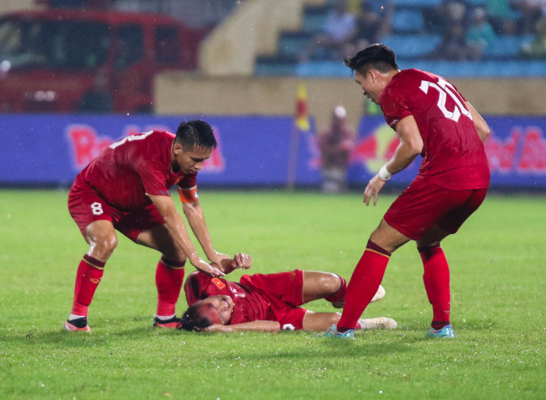Việt Hưng chấn thương khâu 20 mũi, Duy Mạnh có hành động đẹp 1